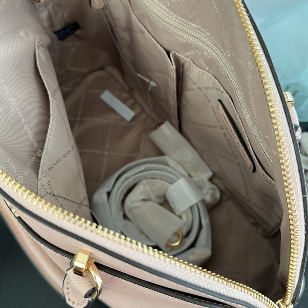 2pc💕🐷 Michael Kors Emmy dome satchel and pig key fob - Picture 6 of 9